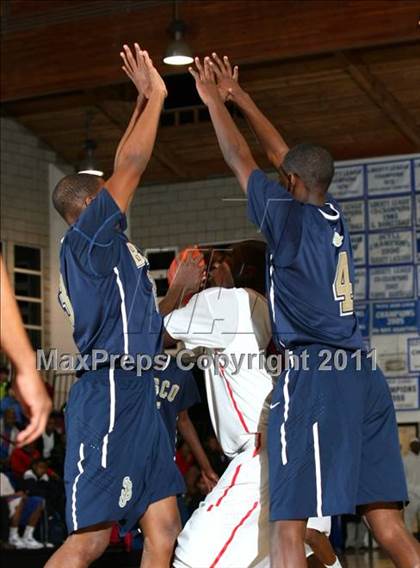 Thumbnail 2 in St. John Bosco vs. Serra (Windward Classic) photogallery.