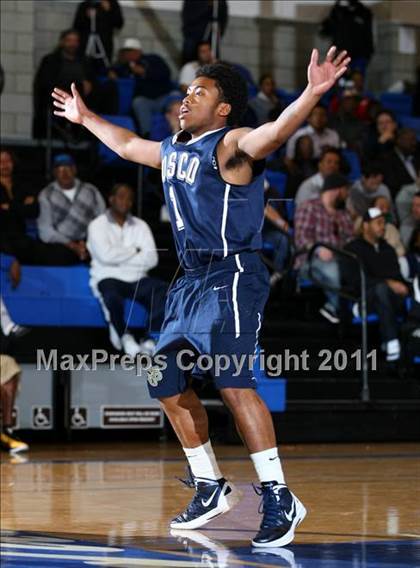 Thumbnail 2 in St. John Bosco vs. Serra (Windward Classic) photogallery.