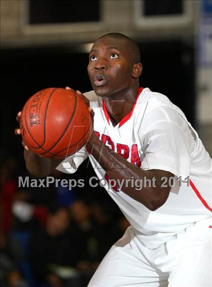 Thumbnail 3 in St. John Bosco vs. Serra (Windward Classic) photogallery.