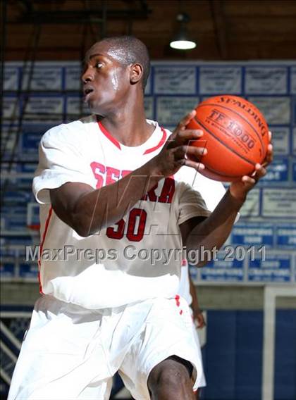 Thumbnail 3 in St. John Bosco vs. Serra (Windward Classic) photogallery.
