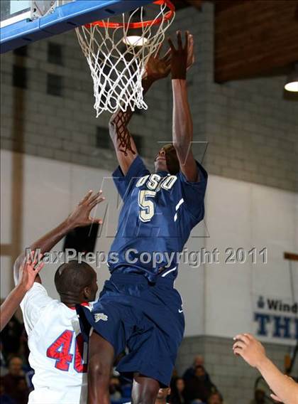 Thumbnail 3 in St. John Bosco vs. Serra (Windward Classic) photogallery.