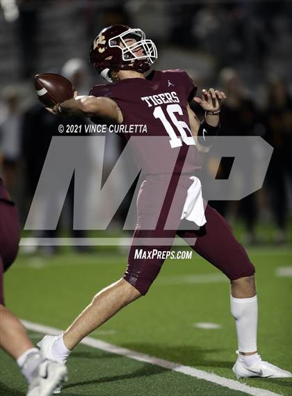 Thumbnail 2 in Georgetown @ Dripping Springs (UIL 5A Bi-District Playoff) photogallery.