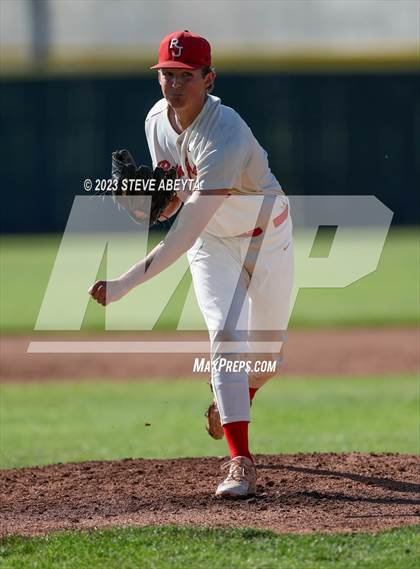 Thumbnail 3 in Regis Jesuit vs. Valor Christian (CHSAA 5A State - 2nd Round) photogallery.