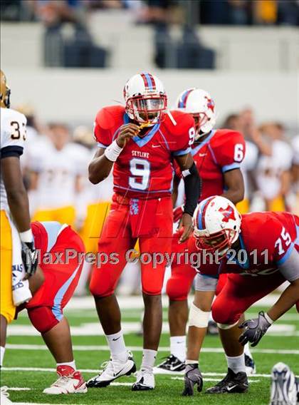 Thumbnail 1 in St. Thomas Aquinas vs. Skyline (Kirk Herbstreit National Kickoff Classic) photogallery.
