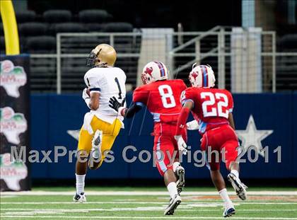 Thumbnail 2 in St. Thomas Aquinas vs. Skyline (Kirk Herbstreit National Kickoff Classic) photogallery.