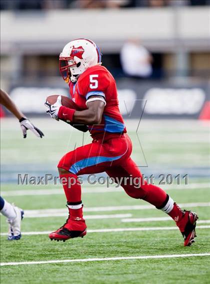 Thumbnail 3 in St. Thomas Aquinas vs. Skyline (Kirk Herbstreit National Kickoff Classic) photogallery.