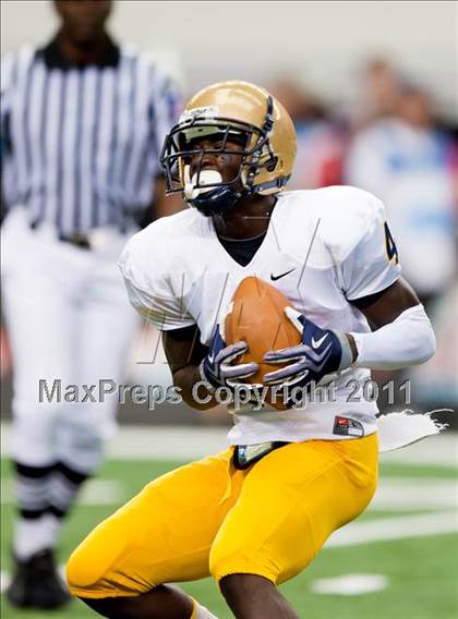 Thumbnail 2 in St. Thomas Aquinas vs. Skyline (Kirk Herbstreit National Kickoff Classic) photogallery.