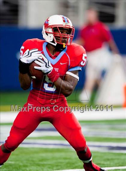 Thumbnail 2 in St. Thomas Aquinas vs. Skyline (Kirk Herbstreit National Kickoff Classic) photogallery.