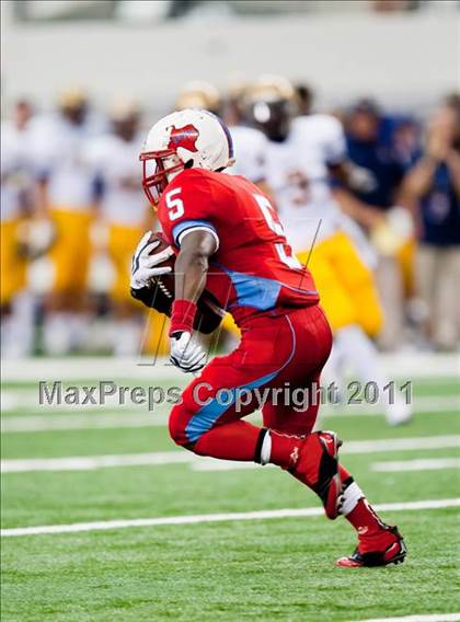 Thumbnail 1 in St. Thomas Aquinas vs. Skyline (Kirk Herbstreit National Kickoff Classic) photogallery.