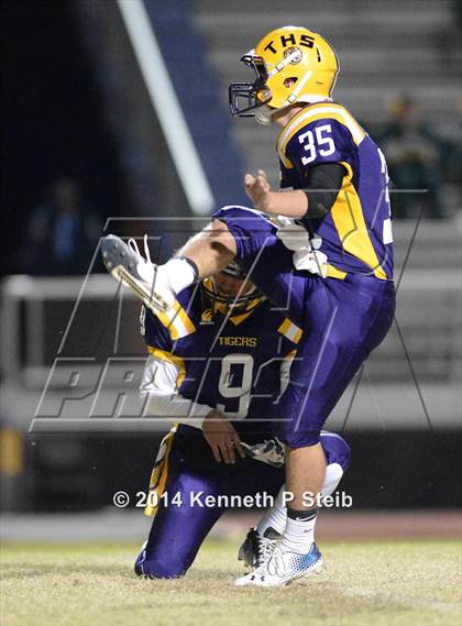Thumbnail 2 in Captain Shreve vs. Thibodaux (LHSAA Class 5A First Round) photogallery.