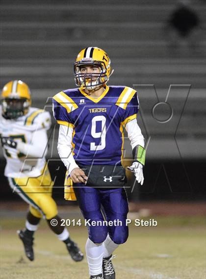 Thumbnail 1 in Captain Shreve vs. Thibodaux (LHSAA Class 5A First Round) photogallery.