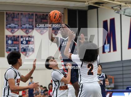 Thumbnail 2 in La Salle vs South Pasadena (Rose City Round Ball Classic) photogallery.