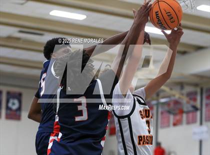 Thumbnail 1 in La Salle vs South Pasadena (Rose City Round Ball Classic) photogallery.