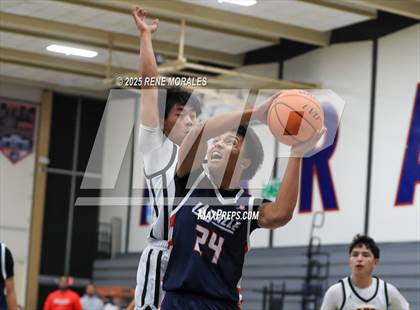 Thumbnail 3 in La Salle vs South Pasadena (Rose City Round Ball Classic) photogallery.