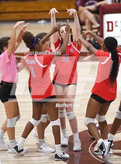 Thumbnail 1 in John Curtis Christian @ De La Salle (JV) photogallery.