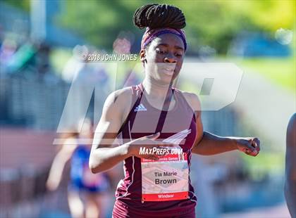 Thumbnail 2 in 2018 Loucks Games (Women's 200 Meter Dash) photogallery.