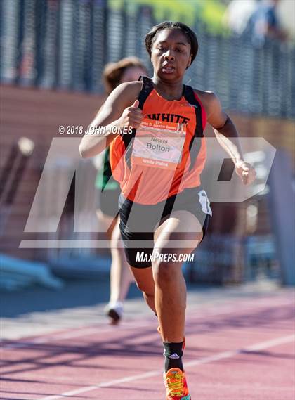 Thumbnail 1 in 2018 Loucks Games (Women's 200 Meter Dash) photogallery.