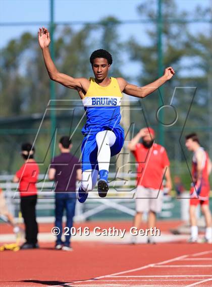 Thumbnail 3 in Santa Clara vs Saratoga (Duel Track Meet) photogallery.
