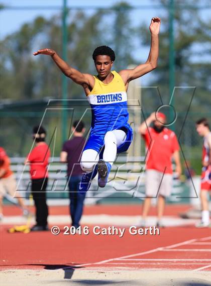 Thumbnail 1 in Santa Clara vs Saratoga (Duel Track Meet) photogallery.