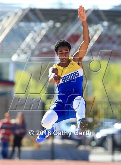 Thumbnail 3 in Santa Clara vs Saratoga (Duel Track Meet) photogallery.