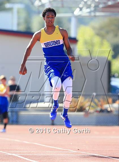 Thumbnail 3 in Santa Clara vs Saratoga (Duel Track Meet) photogallery.