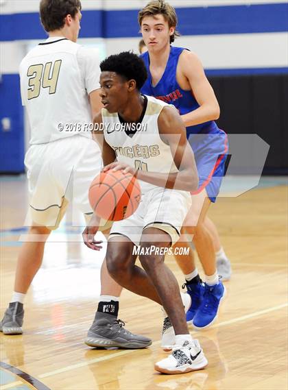 Thumbnail 2 in Grapevine vs. Conroe (McDonald's Texas Invitational) photogallery.