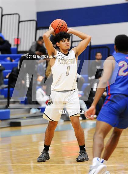 Thumbnail 2 in Grapevine vs. Conroe (McDonald's Texas Invitational) photogallery.