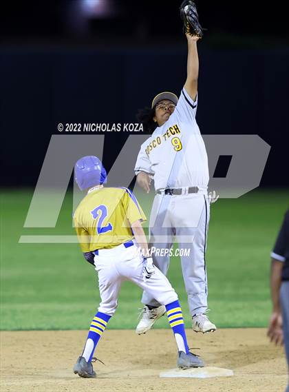 Thumbnail 1 in Bosco Tech vs. Verbum Dei photogallery.