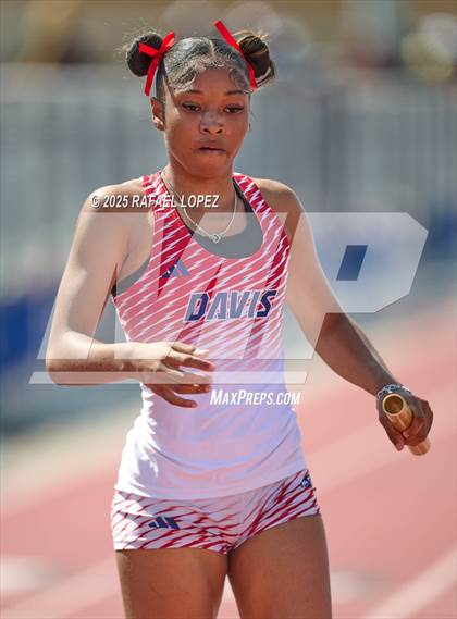 Thumbnail 1 in Panther Relays (4x100M) photogallery.