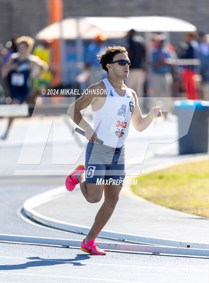 Thumbnail 3 in UF Relays (Saturday - 4 x 800 Meter Heat 1) photogallery.