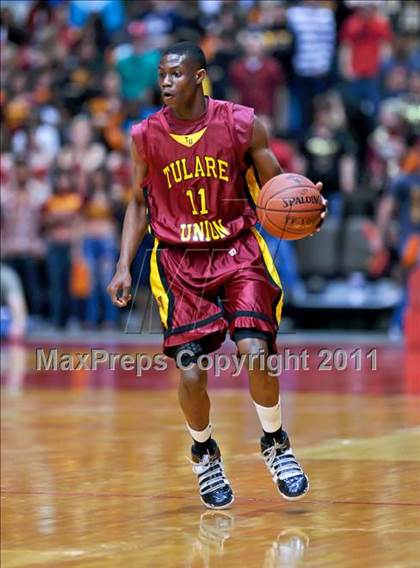 Thumbnail 3 in Tulare Union vs. Clovis North (CIF CS D2 Final) photogallery.