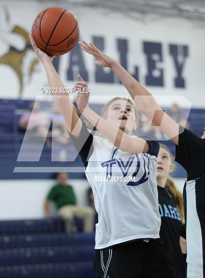 Thumbnail 2 in Teays Valley vs Hilliard Darby (Scrimmage) photogallery.