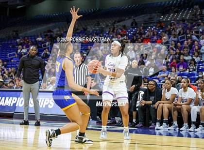 Thumbnail 3 in Lincoln vs. La Vega (UIL 4A Basketball Semifinal) photogallery.