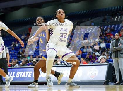 Thumbnail 2 in Lincoln vs. La Vega (UIL 4A Basketball Semifinal) photogallery.