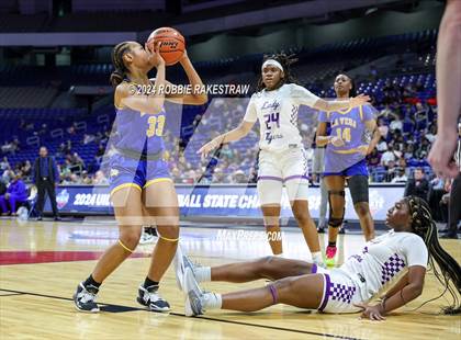Thumbnail 2 in Lincoln vs. La Vega (UIL 4A Basketball Semifinal) photogallery.