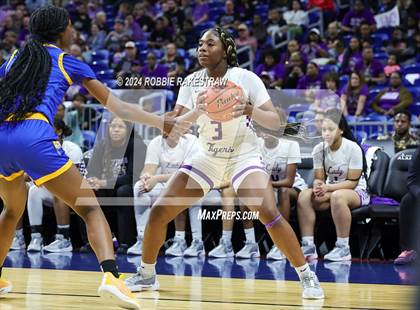 Thumbnail 2 in Lincoln vs. La Vega (UIL 4A Basketball Semifinal) photogallery.