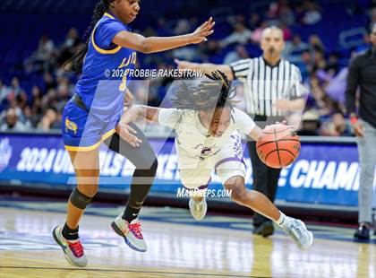 Thumbnail 2 in Lincoln vs. La Vega (UIL 4A Basketball Semifinal) photogallery.