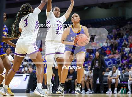Thumbnail 2 in Lincoln vs. La Vega (UIL 4A Basketball Semifinal) photogallery.