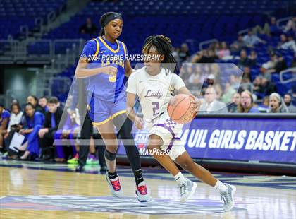 Thumbnail 2 in Lincoln vs. La Vega (UIL 4A Basketball Semifinal) photogallery.