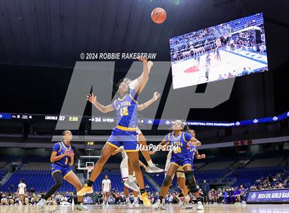 Thumbnail 2 in Lincoln vs. La Vega (UIL 4A Basketball Semifinal) photogallery.