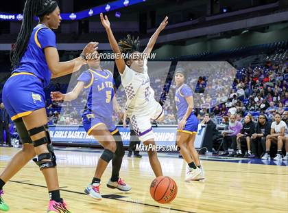 Thumbnail 2 in Lincoln vs. La Vega (UIL 4A Basketball Semifinal) photogallery.