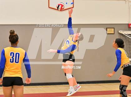 Thumbnail 3 in Clairemont vs Grossmont (Monte Vista Invitational) photogallery.