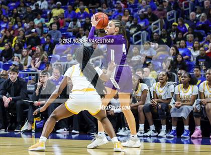 Thumbnail 1 in Canyon vs. La Vega (UIL 4A Basketball Final) photogallery.