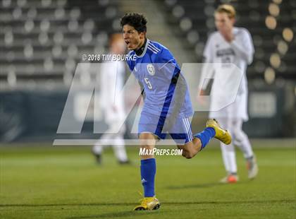 Thumbnail 2 in Arapahoe vs. Grandview (CHSAA 5A Final) photogallery.