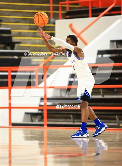 Thumbnail 3 in Campbell Hall vs  Crenshaw (The Beverly Hills Basketball Tournament) photogallery.