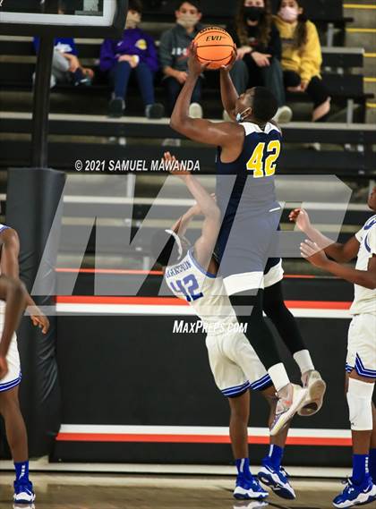 Thumbnail 2 in Campbell Hall vs  Crenshaw (The Beverly Hills Basketball Tournament) photogallery.