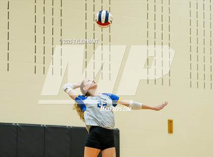 Thumbnail 3 in Floyd Central vs. Carmel (Avon Classic) photogallery.