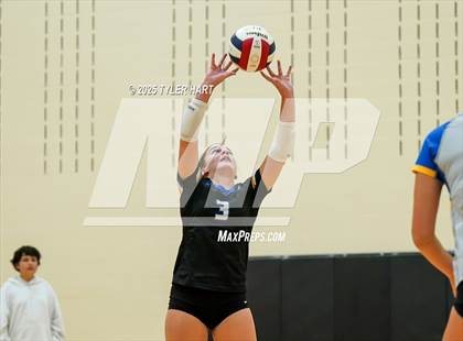 Thumbnail 3 in Floyd Central vs. Carmel (Avon Classic) photogallery.