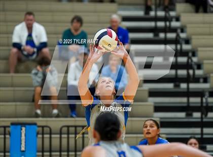 Thumbnail 2 in Floyd Central vs. Carmel (Avon Classic) photogallery.