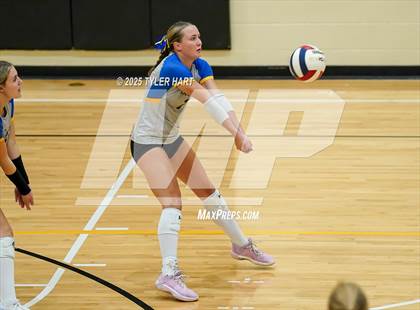 Thumbnail 3 in Floyd Central vs. Carmel (Avon Classic) photogallery.